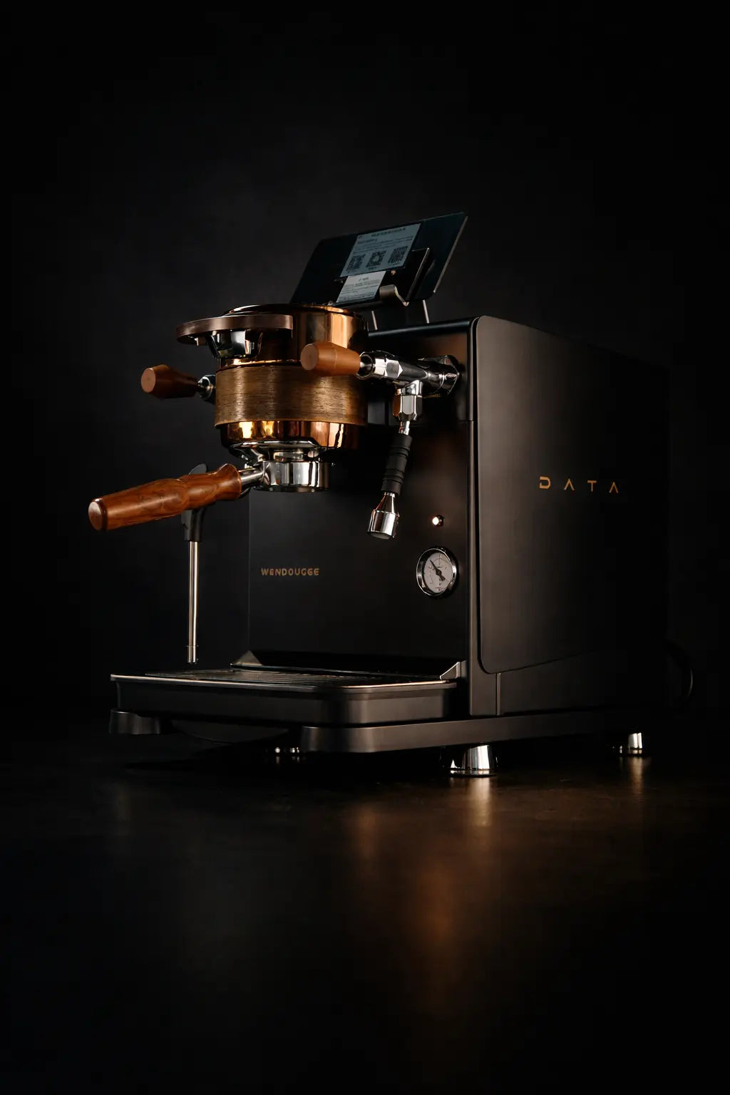 the Wendougee DATA S an high end luxurious Espresso machine in black with wooden handle that make it feel Luxurious and expensive and grabs all the attention coming from  a dark black background. | vellutto.eu